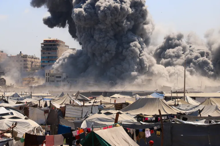 بالفيديو- قصفٌ إسرائيلي يستهدف برج الطيبة في غزّة