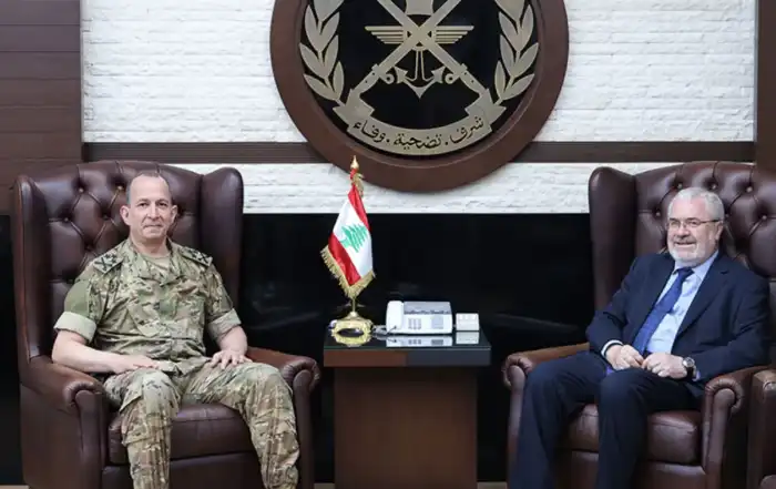 قائد الجيش العماد رودولف هيكل مستقبلاً مستشار الأمن القومي مدير جهاز المخابرات القبرصي تاسوس تزيونيس