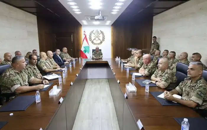 قائد الجيش العماد رودولف هيكل يعقد اجتماعاً مع أركان القيادة وقادة الوحدات والأفواج العملانية وعدد من الضباط