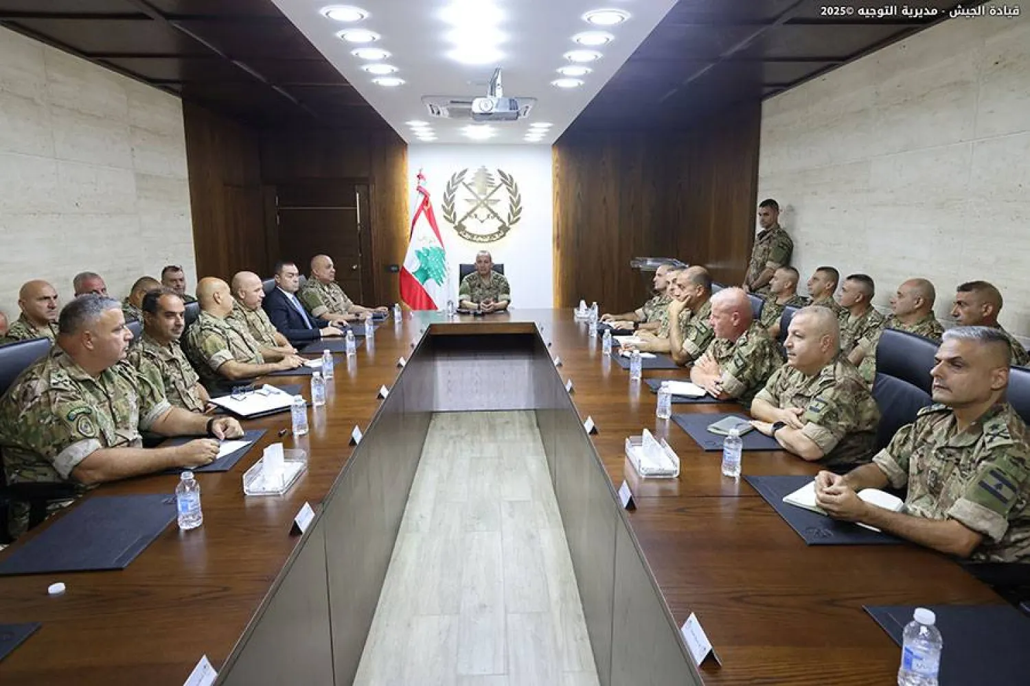 قائد الجيش العماد رودولف هيكل يعقد اجتماعاً مع أركان القيادة وقادة الوحدات والأفواج العملانية وعدد من الضباط