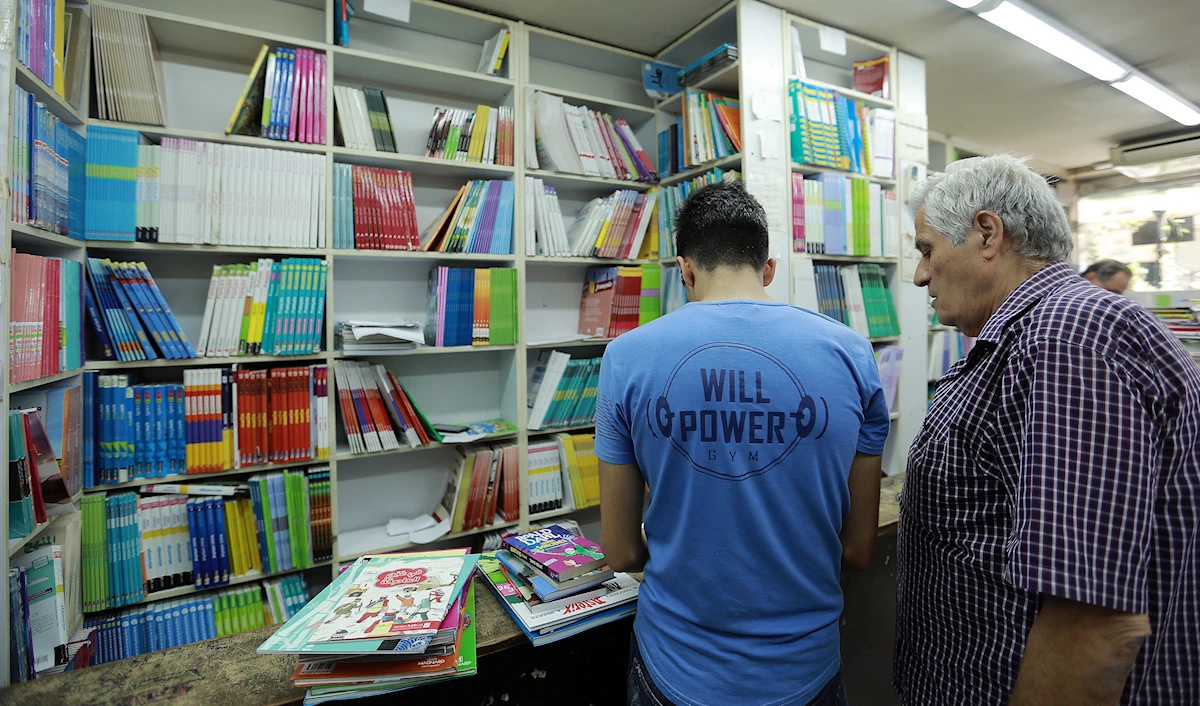 كتب مدرسية مناهج دراسية جديدة بعد شهر واحد؟