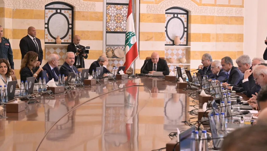 مجلس الوزراء برئاسة عون1 أي تمييز بين “الترحيب” و”الإقرار”؟ المعنى اللغوي هو القبول… والعبارة أخفّ وطأة