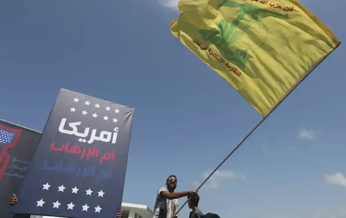 مناصرون لـحزب الله خلال تحرك رفضاً لزيارة المبعوث الأميركي توم براك