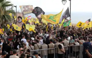 مناصرون لـحزب الله يشاركون في ذكرى اغتيال نصر الله أمام صخرة الروشة