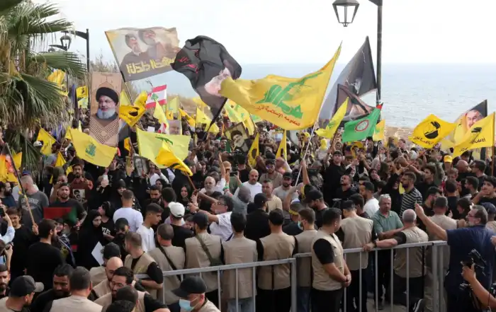 مناصرون لـحزب الله يشاركون في ذكرى اغتيال نصر الله أمام صخرة الروشة