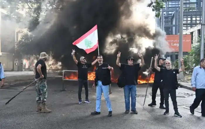 نفذ العسكريون المتقاعدون أمس وقفة احتجاجية أمام مقر الحكومة اللبنانية