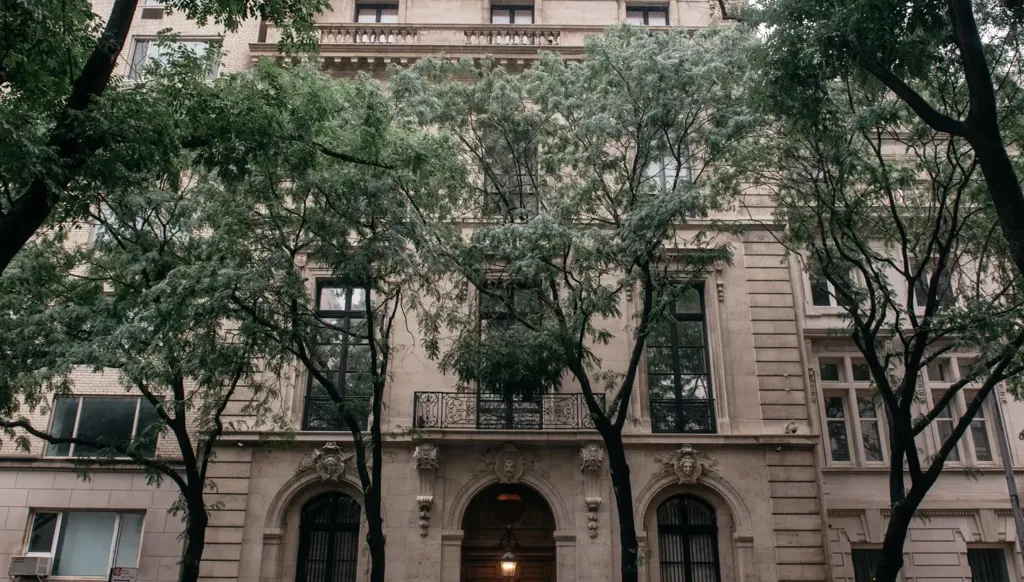 فضيحة تتجدد… ضحية إبستين تروي كيف حوّل غرفة التدليك إلى “زنزانة للتعذيب”