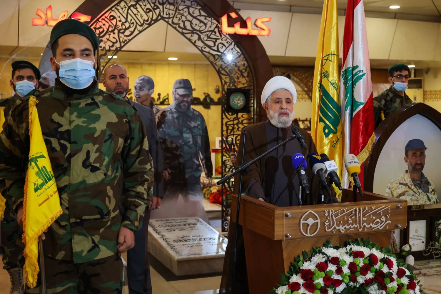 834243.jpeg كيف آلت القيادة إلى الشيخ نعيم قاسم؟