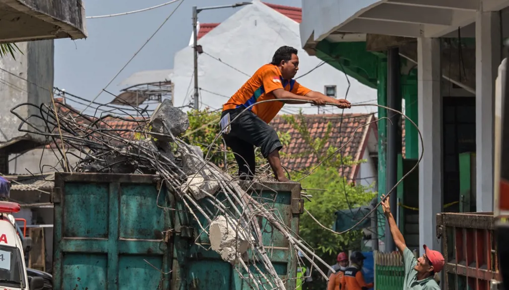 AFP__20251003__77KF329__v1__MidRes__IndonesiaMissingCollapseAccident_071441_large بالصور- انهيار مدرسة على رؤوس الطلاب في إندونيسيا: 37 قتيلاً حتى الآن و26 مفقوداً