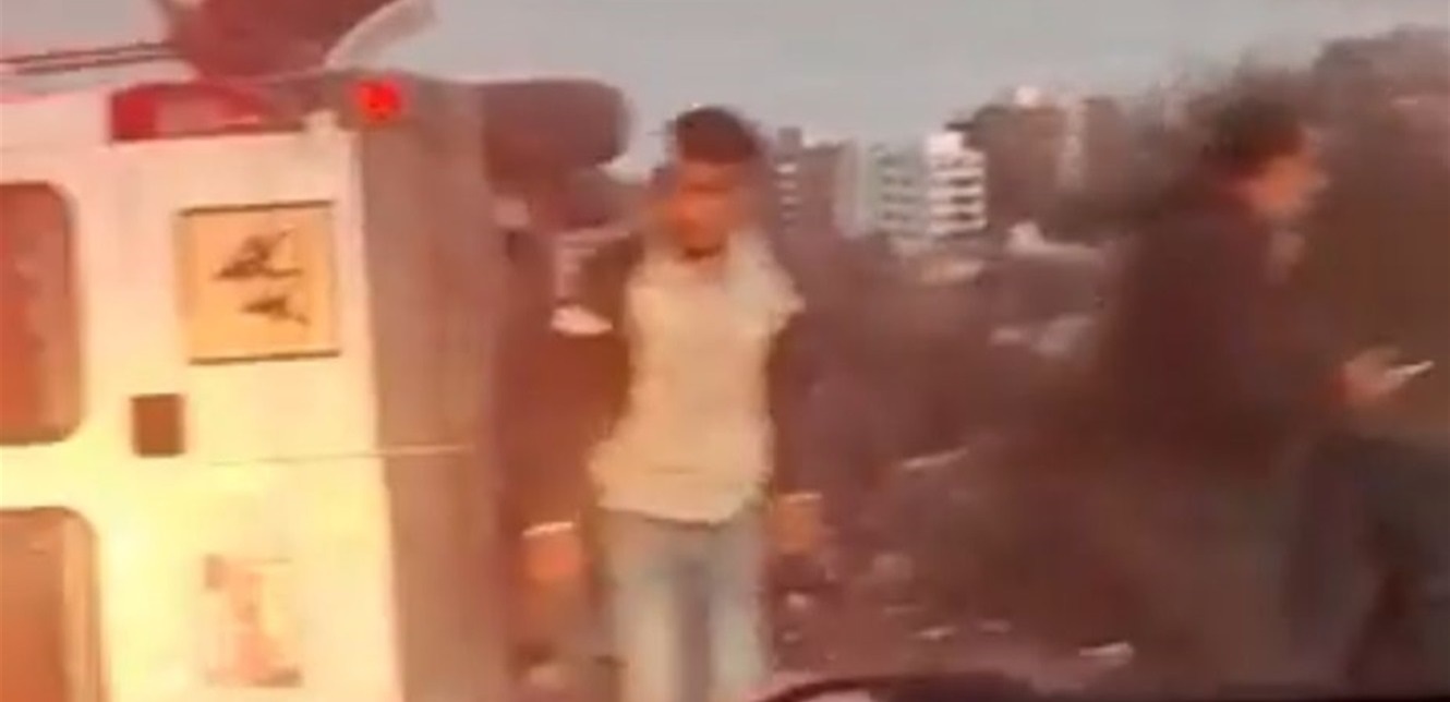 بالفيديو – انقلاب باص يقل طلابا في عرمون