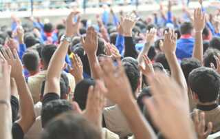 بين علمين ونشيدين وولاءين... "أدركنا يا مهدي"!