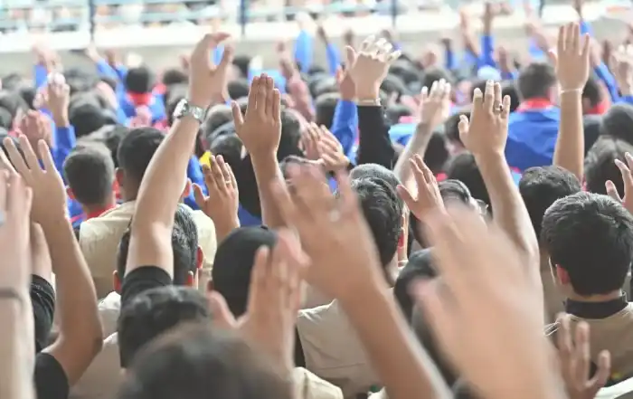 بين علمين ونشيدين وولاءين... "أدركنا يا مهدي"!