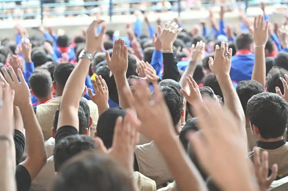 بين علمين ونشيدين وولاءين... "أدركنا يا مهدي"!