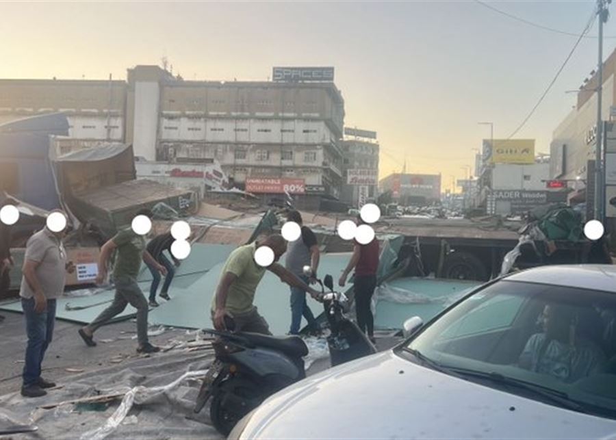 إنقلاب حمولة شاحنة على طريق المكلس – المنصورية والسير شبه متوقف