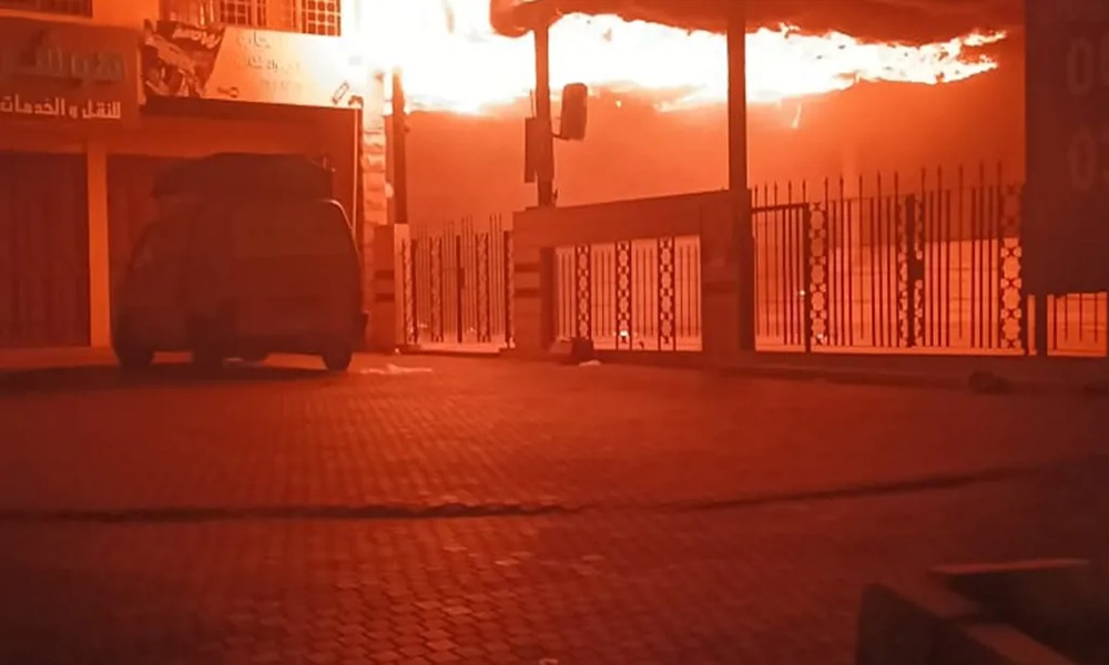 بالصور – حريق كبير في باحة مسجد التقوى بطرابلس