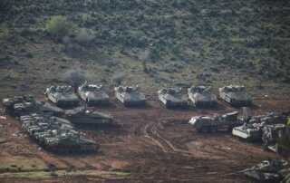 آليات عسكرية إسرائيلية تقف على مقربة من الحدود اللبنانية