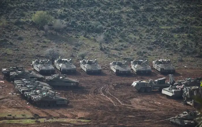 آليات عسكرية إسرائيلية تقف على مقربة من الحدود اللبنانية