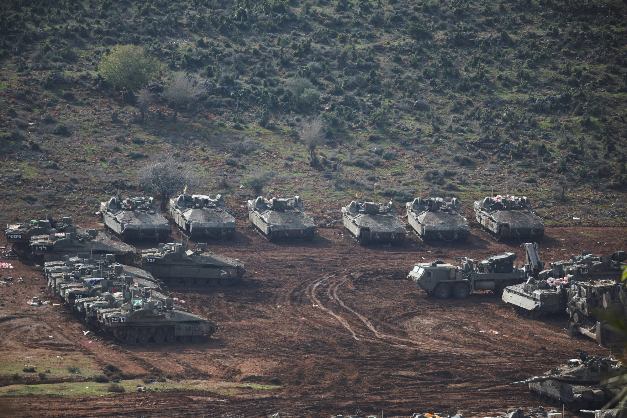 Israeli military vehicles wait in position near a road close to the Israel-Lebanon border لماذا لم يلغِ الجيش الإسرائيلي «حالة الطوارئ» في المنطقة الحدودية مع لبنان؟