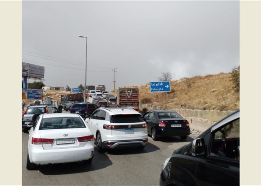 أصحاب الشاحنات يقطعون الطريق عند مفترق فالوغا باتجاه بيروت