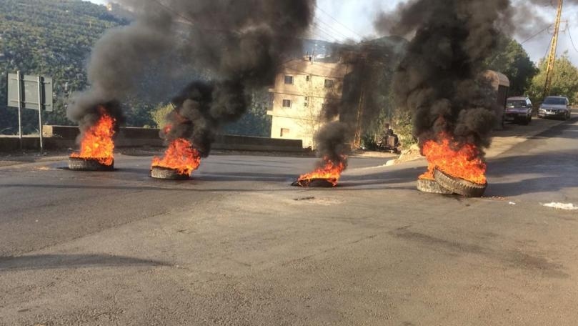 بالفيديو- إقفال طريق دير سريان- الطيبة إحتجاجاً