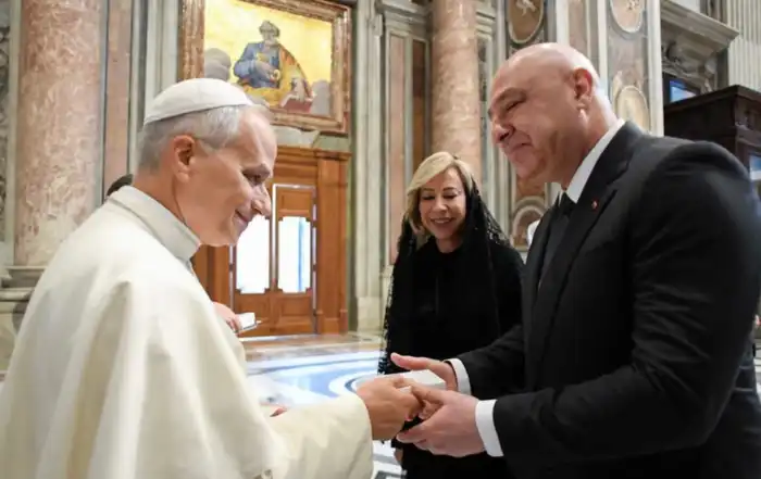 البابا الرئيس عون