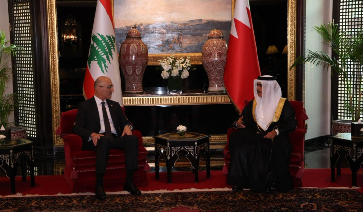 الحجار ونظيره البحريني الحجار التقى نظيره البحريني: لبنان لن يكون منطلقا لأي تهديد أو إساءة
