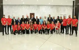 الرئيس عون مستقبلاً منتخب لبنان للسيدات في الميني فوتبول