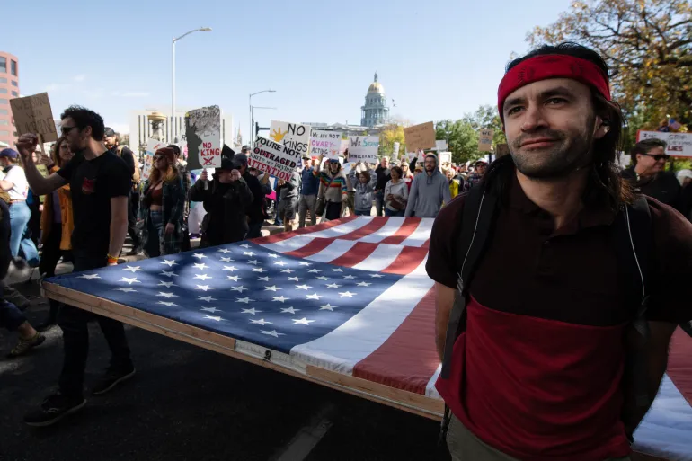 اميركا بالفيديو- ملايين في أميركا يحتجون ضد ترامب تحت شعار “لا للملوك”