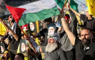 تشييع نصرالله علم فلسطين