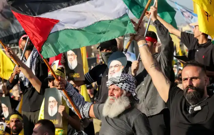 تشييع نصرالله علم فلسطين