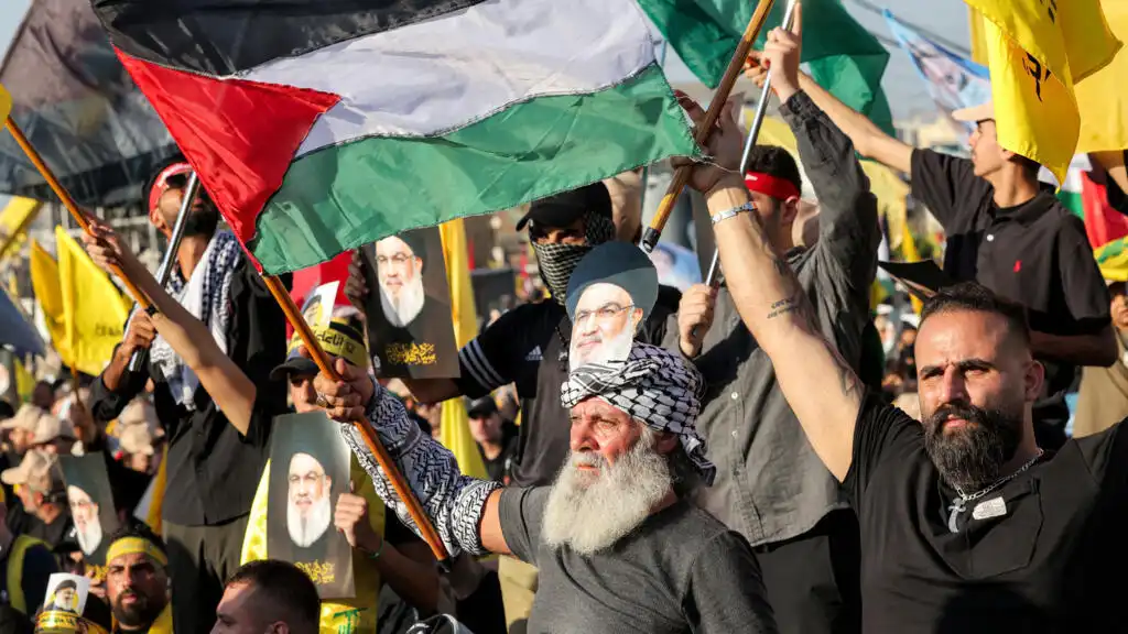 تشييع نصرالله علم فلسطين