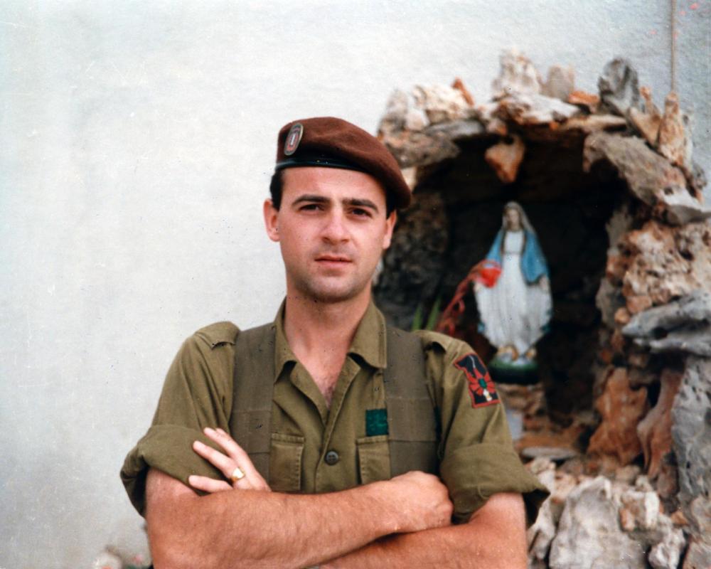 تيبو دو لا توكني تيبو دو لا توكني يروي: من انبهار ببشير إلى إيمان بلبنان قصة الفرنسي الذي قاتل مع “القوات اللبنانية”