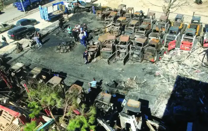 جرافات محترقة في المصيلح جنوب لبنان