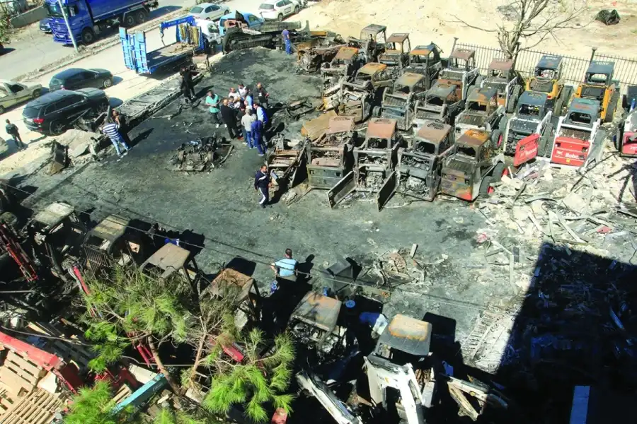 جرافات محترقة في المصيلح جنوب لبنان