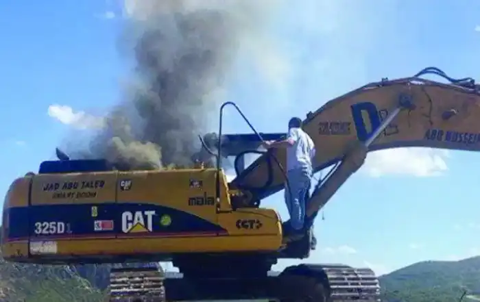 جرافة استهدفها قصف إسرائيلي