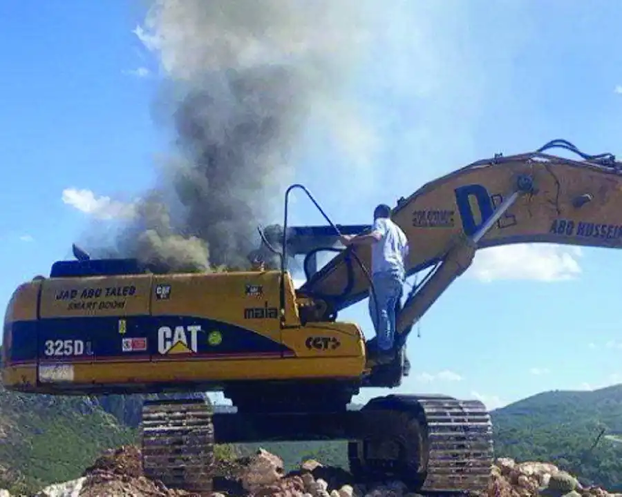 جرافة استهدفها قصف إسرائيلي