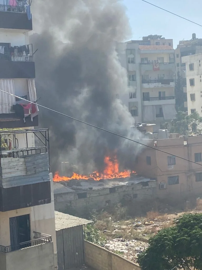 بالفيديو – حريق عند مدخل جبل البداوي- وادي النحلة