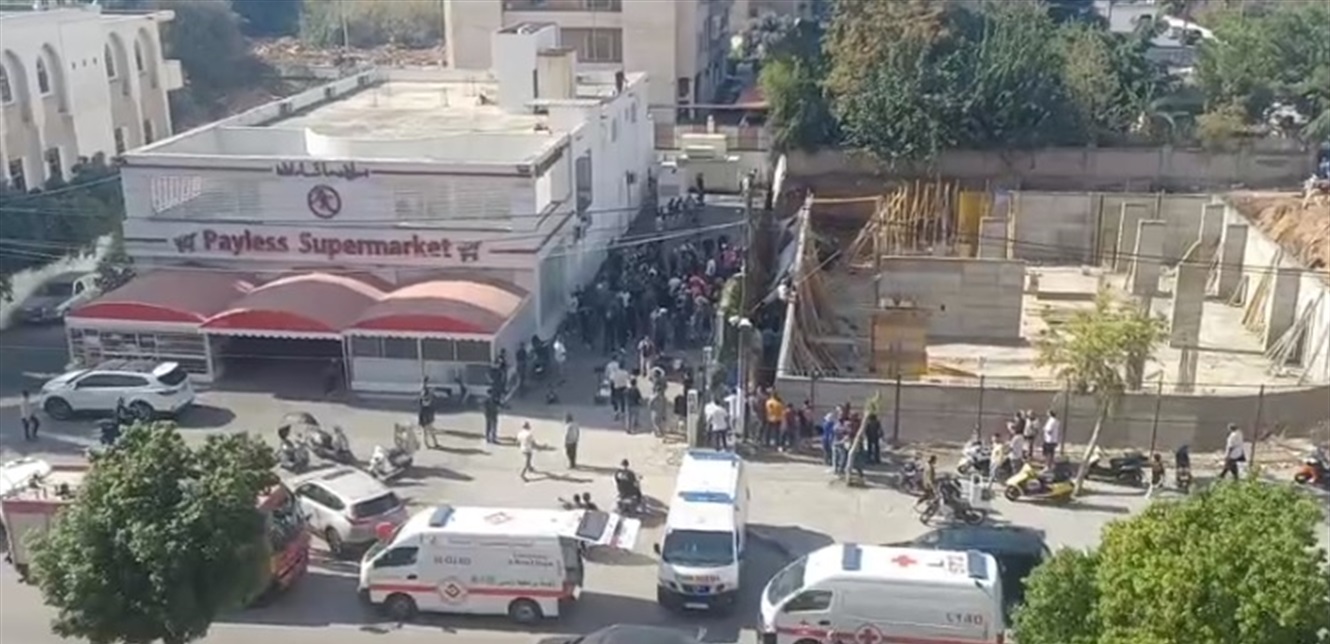 بالفيديو- سقوط حائط على عمّال في طرابلس