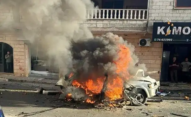 سيارة جراء استهدافها بغارة إسرائيلية في بلدة كفرا