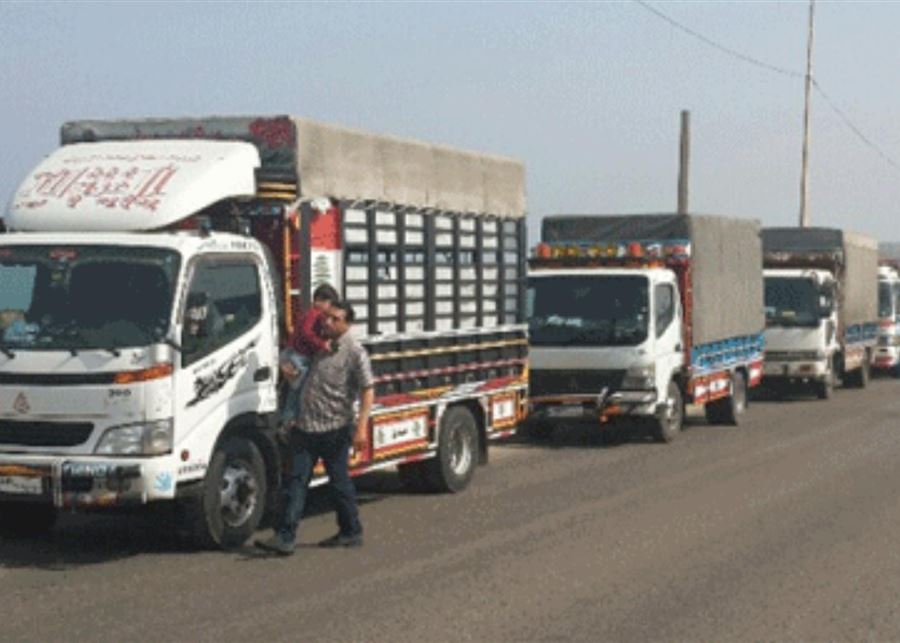 بالفيديو- إحتجاجاً على احتجاز شاحناتهم، قطعوا الطريق في المحمّرة- عكّار
