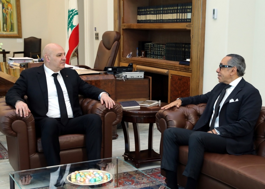 عون مستقبلاً السفير المصري في قصر بعبدا تهافت دبلوماسي – أمني على لبنان… تسوية الآن أو الحرب