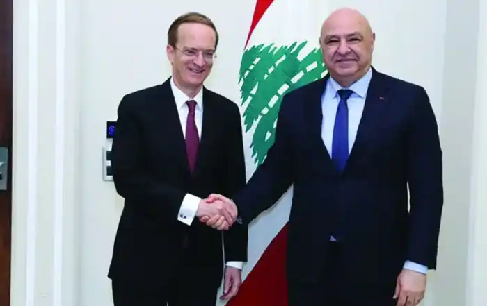 عون مستقبلاً شارل فريز في قصر بعبدا