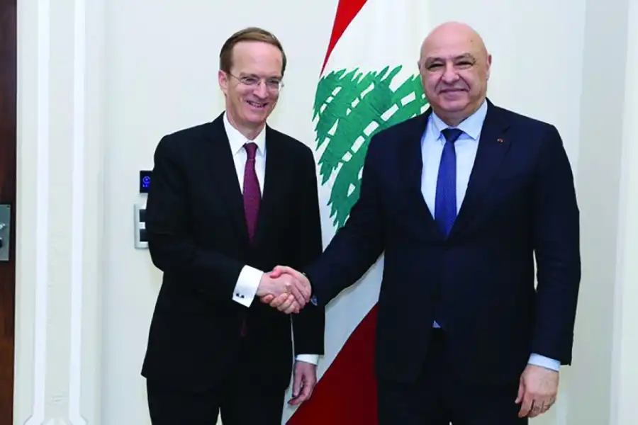 عون مستقبلاً شارل فريز في قصر بعبدا