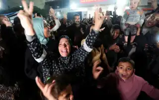 فلسطينيون نازحون يحتفلون