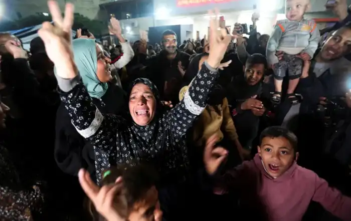 فلسطينيون نازحون يحتفلون