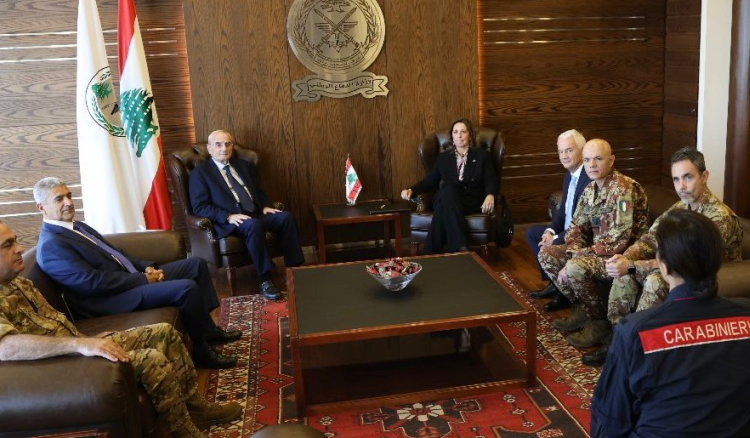منسى عرض مع نائبة وزير الدفاع الإيطالي تعزيز التعاون العسكري