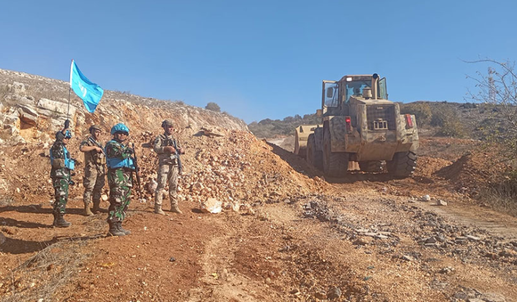 مركبا الجيش يزيل ساترًا ترابيًّا أقامه العدو في مركبا