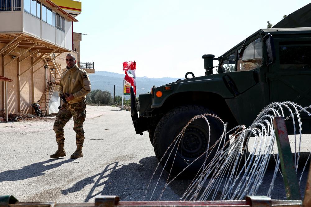 2025-10-28T075935Z_1216392606_RC27WCA6NADO_RTRMADP_3_LEBANON-SECURITY-ARMY-HEZBOLLAH-INSIGHT-PIX1_756773 “صفعة واشنطن” على “وجه السلطة”: أطلقوا يد الجيش أو ادفعوا الثمن