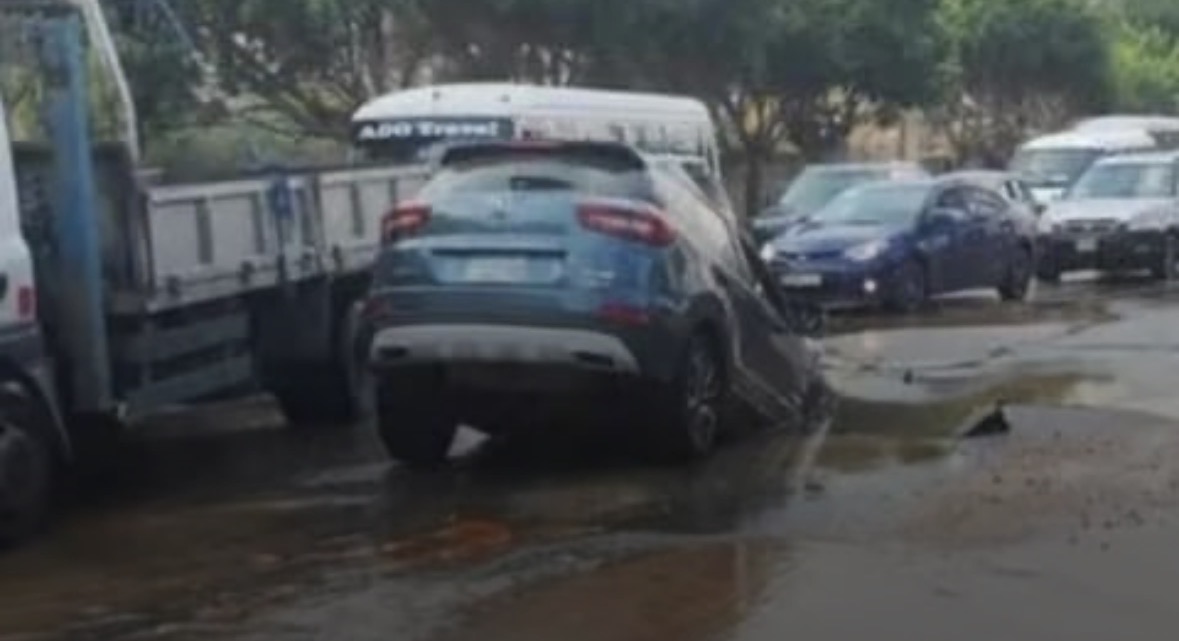 Screenshot بعد انخساف جزئي بالطريق في خلدة… كيف علّقت “الأشغال”؟