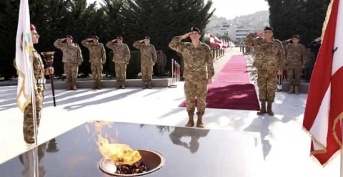 Screenshot بالصّور – العماد هيكل يضع إكليلًا على نصب شهداء الجيش